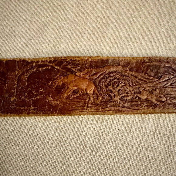 Be-Low the Belt vintage western style tooled leather and turquise buckle. - Picture 11 of 16